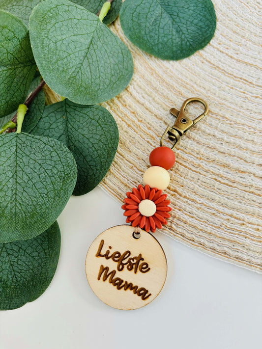 Handgemaakte sleutelhanger met houten schijfje Liefste Mama in warme herfstkleuren donker rood en beige.